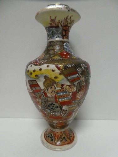 JAPANESE SATSUMA PORCELAIN CHINA DECORATED MANTLE VASE SIGNED