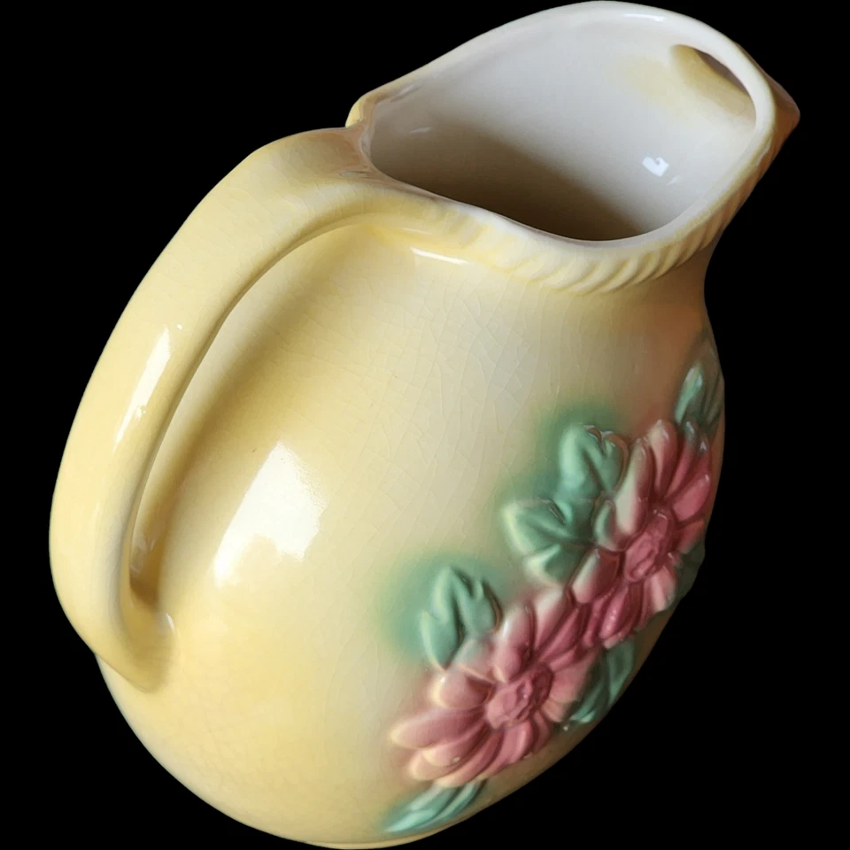 Jarra bola con labio de hielo con flores rosadas amarillas brillo sol casco con flores sobre fondo amarillo Foto 4 de 4