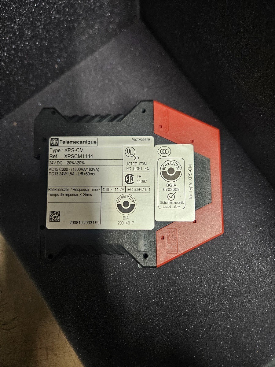 Relais de sécurité Schneider Electric XPS CM1144 évite les pannes sur circuit 24V c.c.