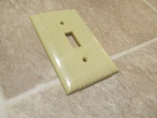 Vintage Bryant Hubbell P & S Arrow Uniline Ribbed Ivory Bakelite? Switch Plate 