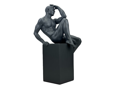 Akt Mann sitzend auf Würfelständer ein Knie hoch Kaltguss Bronze & Harz Statue