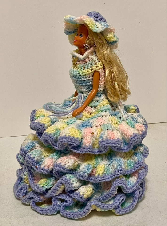 Muñeca Barbie Mid Century años 70 12"" cubierta de papel higiénico ganchillo azul, rosa, blanco Foto 4 de 4