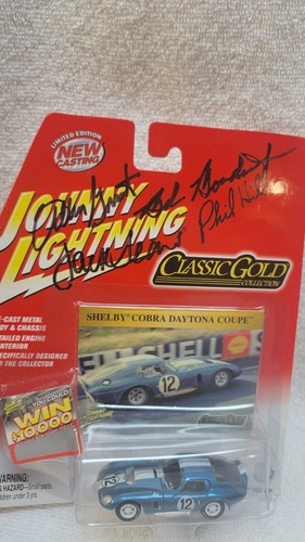 1:64 Shelby Cobra Daytona Coupé firmato da Grant, Bondurant, Sears e Phil Hill - Foto 3 di 4