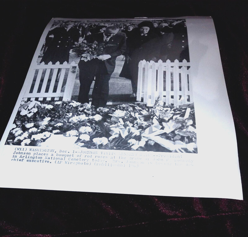 Press Photo Lady Bird & Lyndon Johnson place flowers at JFK Gravesite 1966