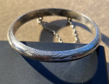 B569 - 1.625"VTG STERLING SILVER Hinged Bangle Bracelet BABY SIZE W/CHAIN 6.0g