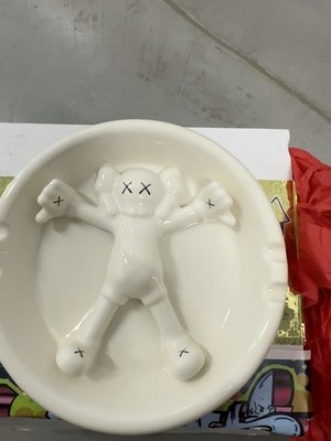 KAWS ×Original Fake ×gallery1950 Ashtray Authentic” KAWS x Gallery1950 OriginalFake Companion Ashtray White