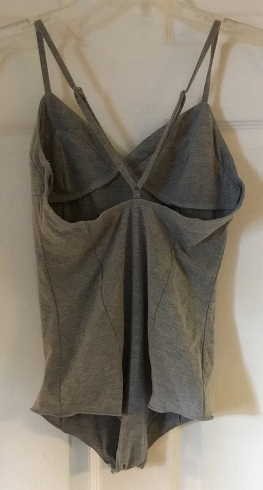 Body Mujer NASTYGAL X MINKPINK Gris Correa Espagueti Cuello en V Talla Pequeña Usado en Excelente Condición Foto 2 de 3