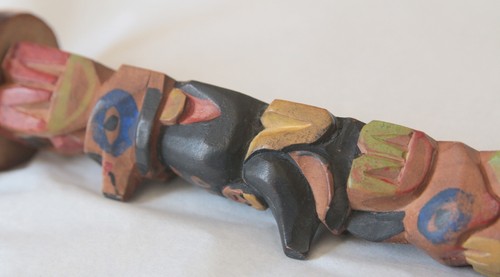 Alter geschnitzter / bemalter Totempfahl aus Holz der amerikanischen Ureinwohner - repariert - Bild 12 von 21