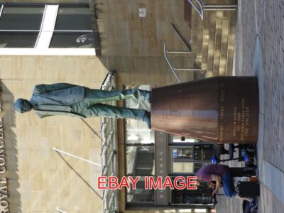 FOTO GLASGOW DONALD DEWAR STATUE BUCHANAN STREET GLASGOW. SKULPTUR VON KENNY MA
