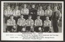 DAILY EXPRESS-FOOTBALL TEAM GROUP 1956/57 (POSTCARD)-#58- BRENTFORD