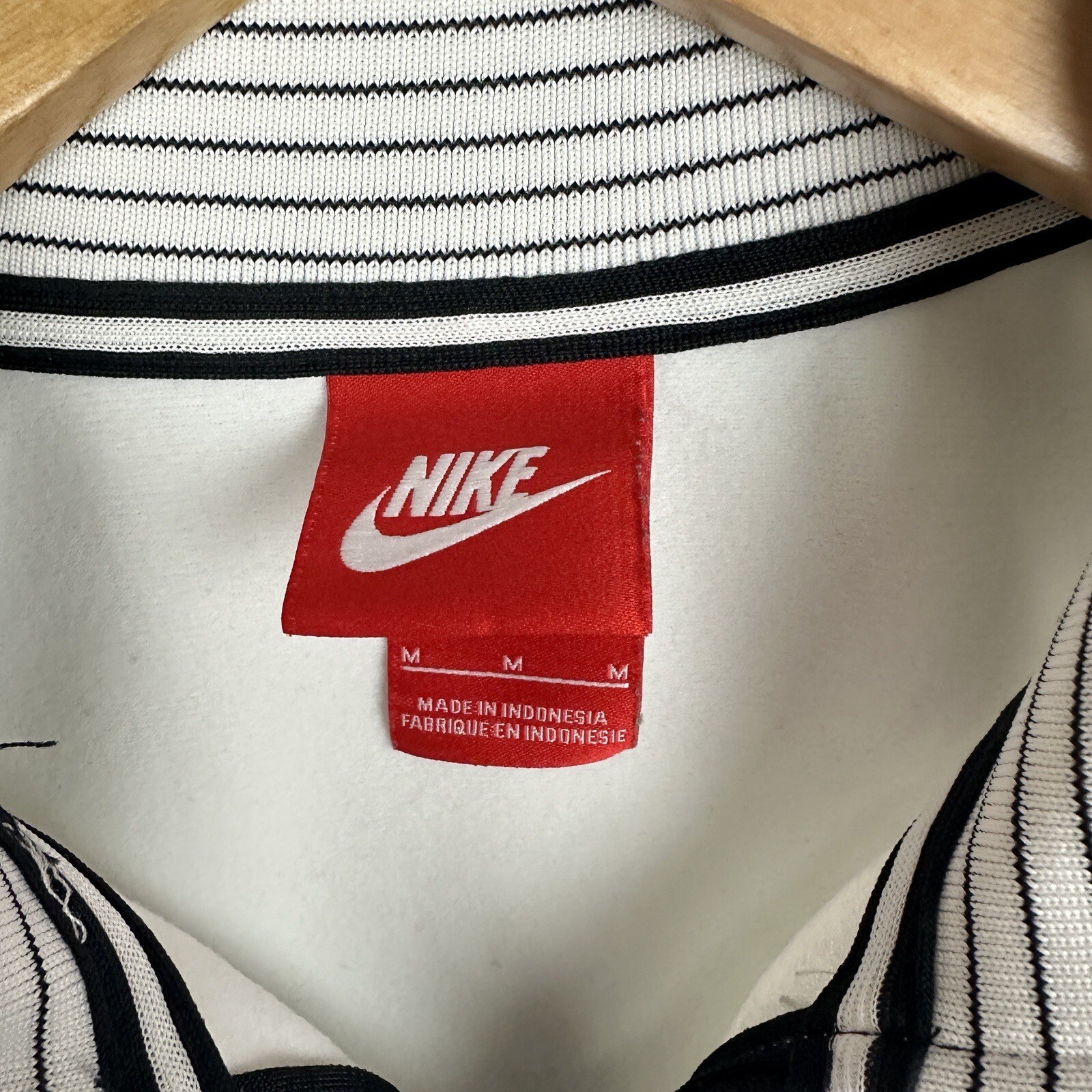 SACAI X NIKE Giacca Nike donna full zip riscaldamento pista pre gioco media bianca nera con etichetta rossa