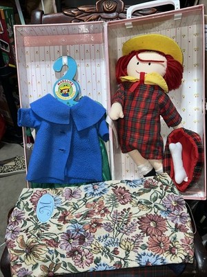 Vintage 1999 Madeline Pink Traveling Doll Case W/ Extra clothes & Poseable Dolls