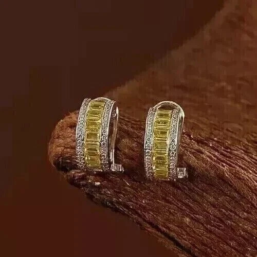 Pendientes de aro Huggie de corte baguette de 2 quilates de citrino creados en laboratorio enchapados en oro blanco de 14 quilates Foto 3 de 4