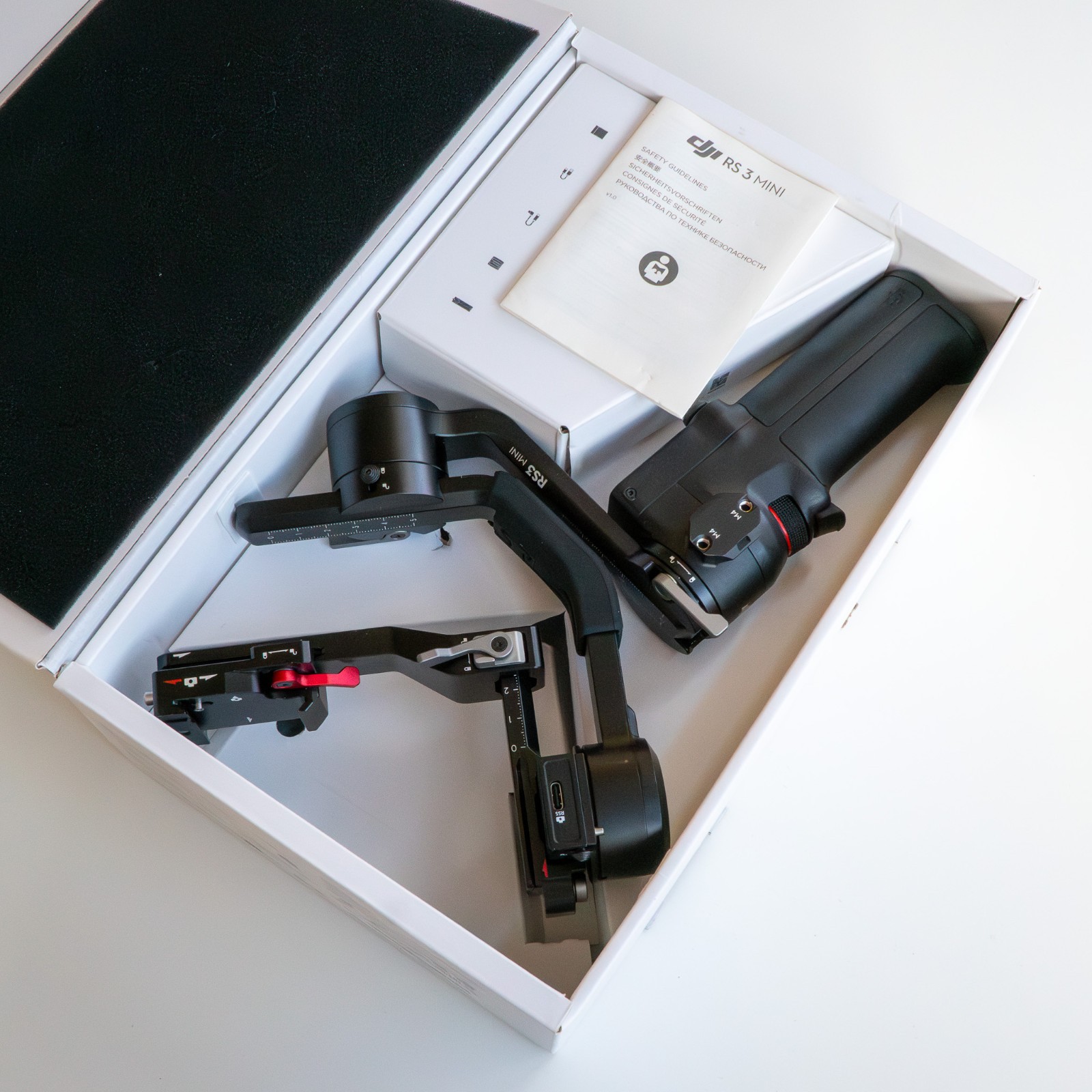 DJI RS 3 Mini 3-Axis Gimbal Stabilizer w/ Sony Multi Camera Control Cable