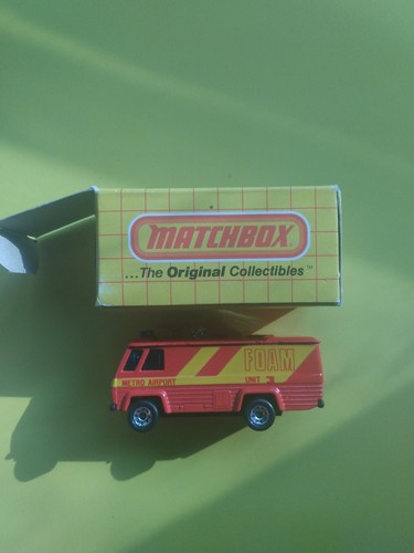 Matchbox Command Vehicle Metro Airport Fire Truck Foam Unit 3 Red/Yellow 1:114 - 第 1/5 張圖片