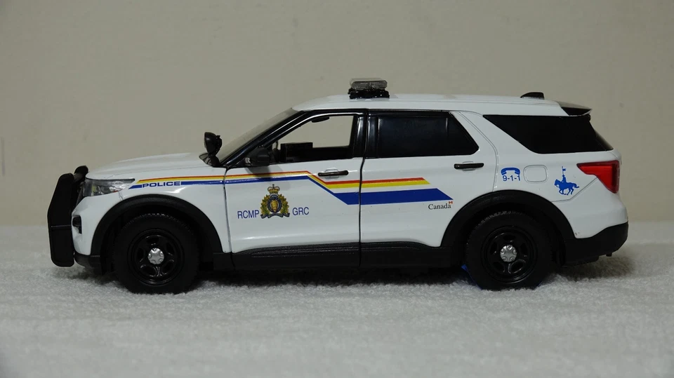 1/24 Canadian Mounted Police 2022 Explorer with Lights Siren SEE DESCRIPTION! - Image 2 of 4