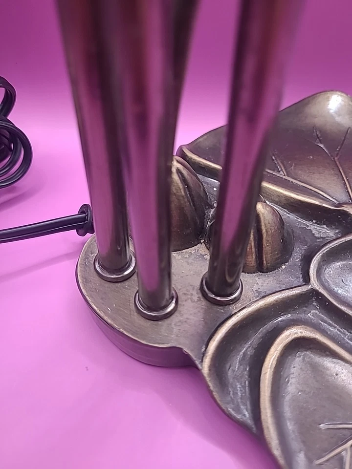 Tiffany Style Pond 3 Lily White Accent Table Lamp MCM Inspired 16” Tall - Image 4 of 4