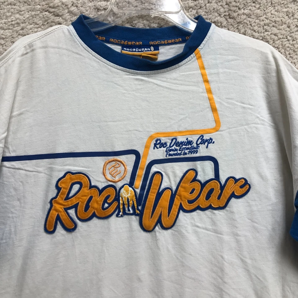 VINTAGE Camisa Rocawear 2XL Adulto Blanco Azul Cuello Redondo Manga Corta Camiseta Años 90 Para Hombre Foto 2 de 4