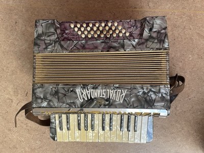 Royal Standard 40-Bass Pianoakkordeon   voll funktionsfähig   Vintage-Perloptik