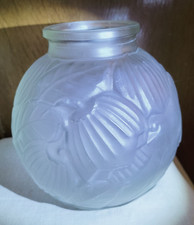 VASE BOULE ART DÉCO EN VERRE PRESSÉ MOULÉ SIGNÉ SPIP - VERS 1930 - CAMPANULES