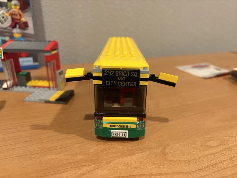 LEGO 60154 Estación de Autobuses CITY Town 99% Completo con Minifiguras, Caja + Instrucciones Foto 3 de 4