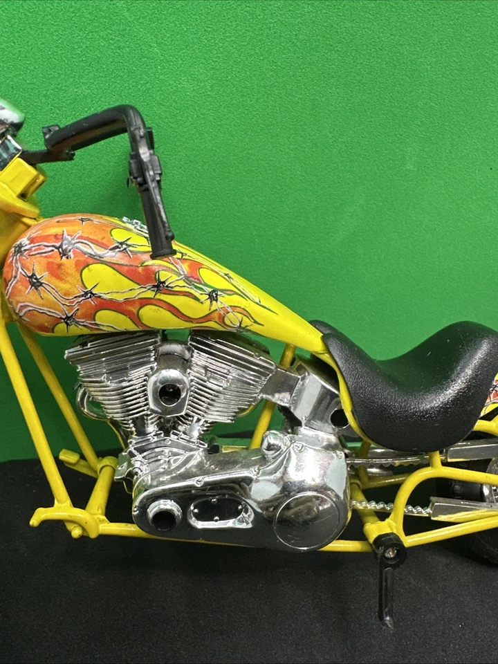 Chama de arame farpado vintage NewRay 1995 helicóptero motocicleta piloto baixo 10” vermelho amarelo - Imagem 4 de 4