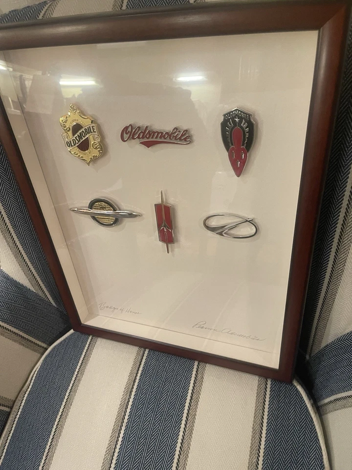 Oldsmobile “Badges of Honor” distribuidor exhibición edición limitada Foto 3 de 4