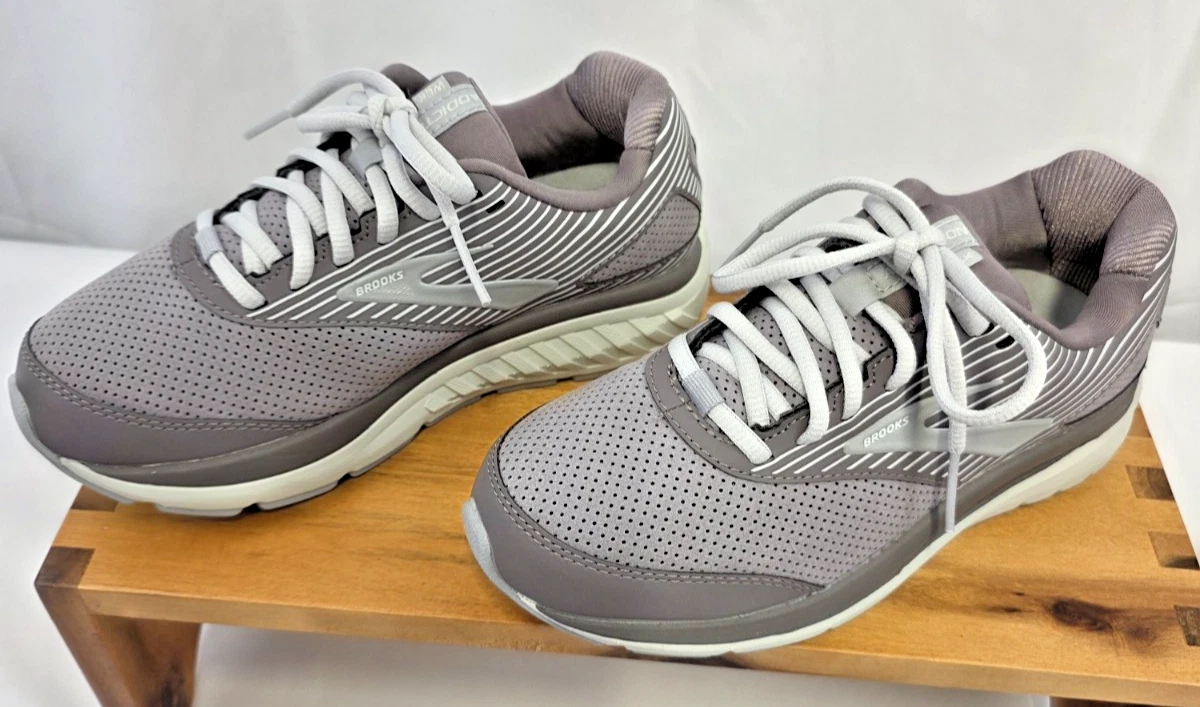 Brooks Addiction Walker Suede. Women’s size 7.5D.  Wide width.  Light Purple. Women main image 4
