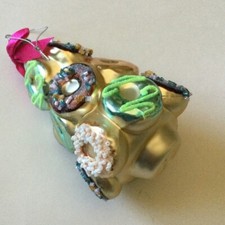 CODY FOSTER DONUT GLASS CHRISTMAS TREE ORNAMENT GOLD MULTI NEW 5  x 3.5  