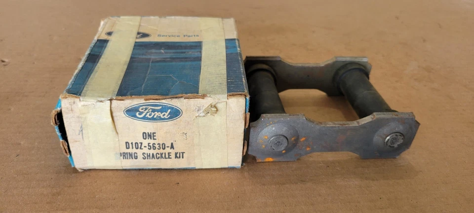 Kit de grillete de resorte trasero Ford Fairlane Torino 1966-1968 nuevo de stock D1OZ-5630-A FOMOCO Foto 3 de 4