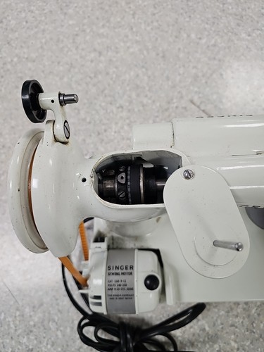 Singer 221K weiße federleichte Nähmaschine - NICHT VOLLSTÄNDIG GETESTET. VERKAUFT WIE GESEHEN. - Bild 14 von 24