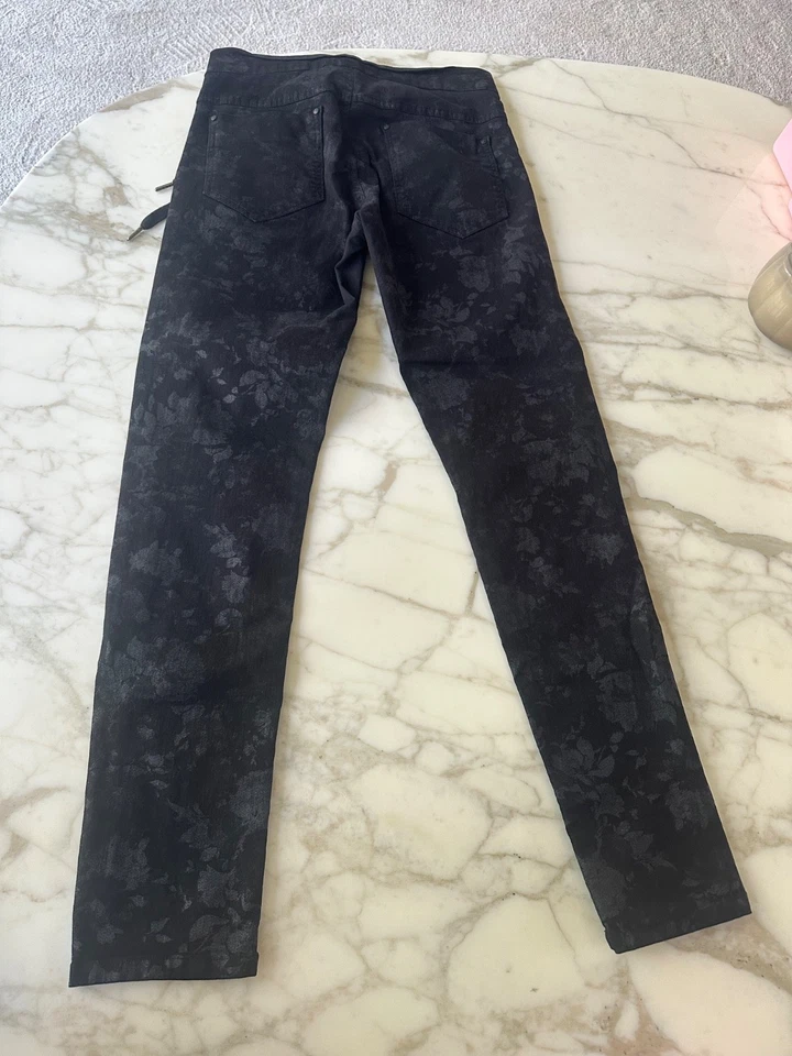 Jeans Alembika icônico preto floral tamanho 0 com 14" cintura/29" costura interna - Imagem 2 de 4