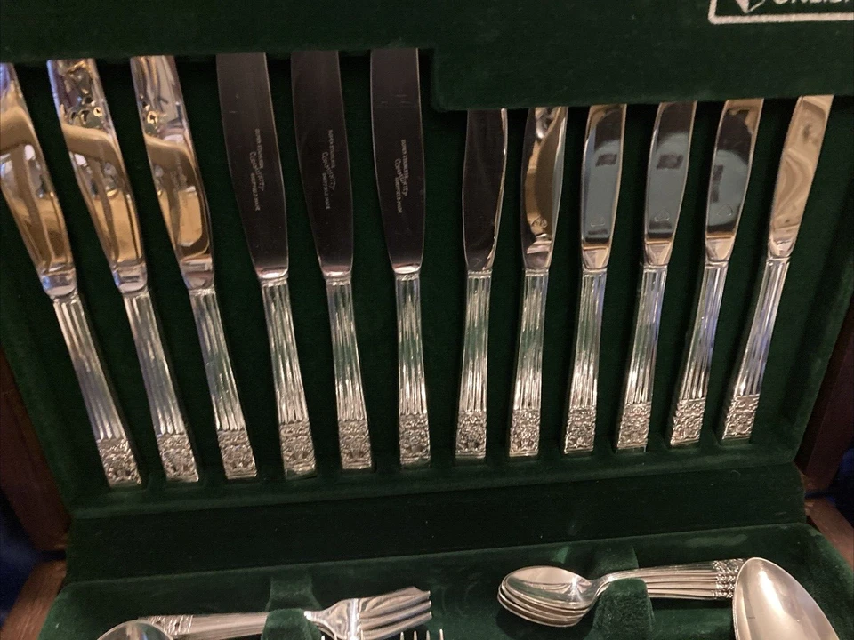 Cantimplora de cubiertos Oneida Super Stainless Community Plate - Sirve 6 - COMPLETA Foto 2 de 4