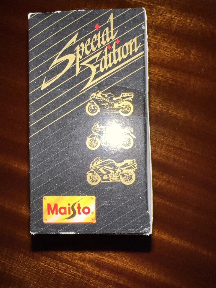 1997 Maisto Special Edition Green 1942 Indian 442 Motorcycle 1:18 - Image 4 of 4