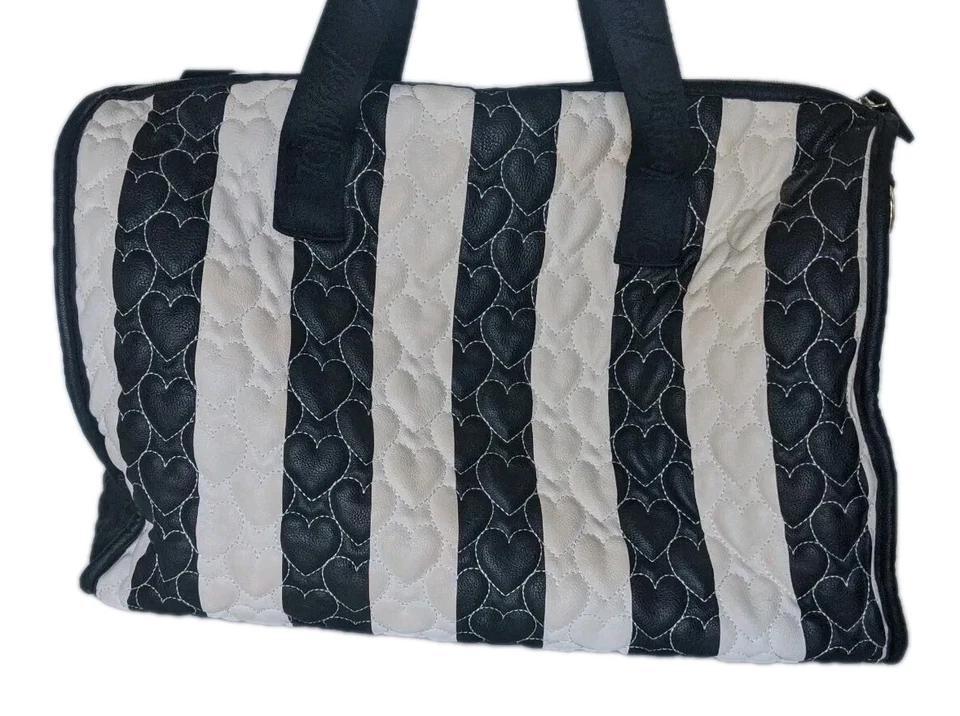 Bolso de Viaje Grande BETSEY JOHNSON Blanco y Negro Rayas Corazones Pies Tachonados ¡EXCELENTE ESTADO USADO! Foto 4 de 4