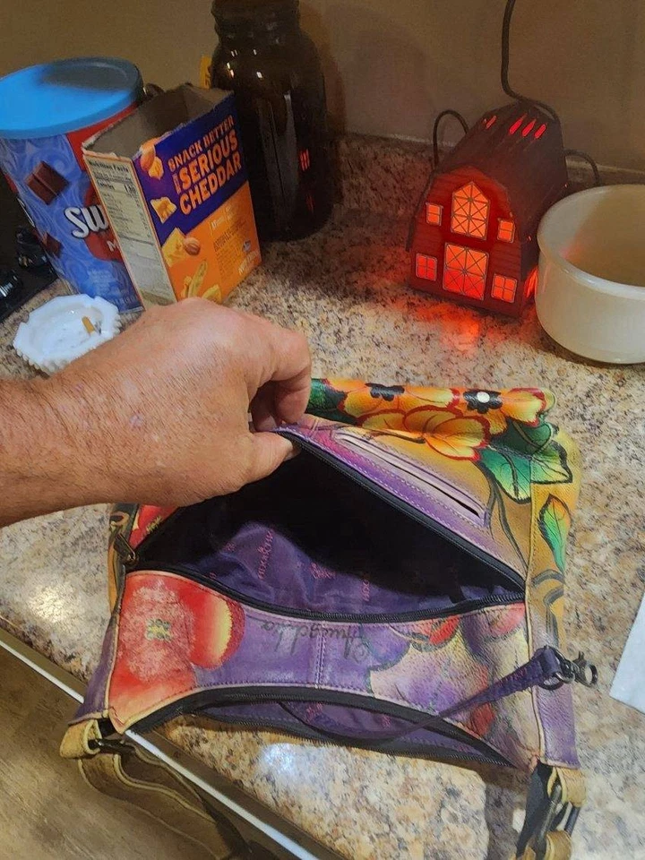 Bolso de mano Anushka usado con un gato Foto 4 de 4