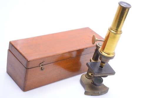✅ ANTIKES MESSING MIKROSKOP HOLZKOFFER OHNE GRAVUREN *SCHÖN* 24CM, 9,45”  - Bild 1 von 6
