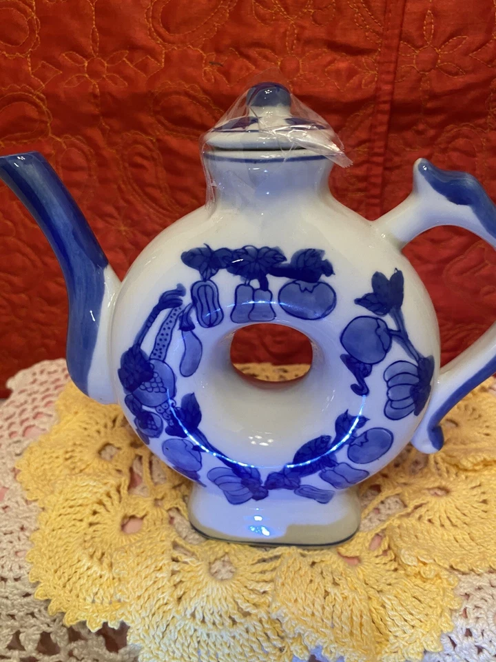 Tetera azul cobalto en forma de rosquilla con tapa patrón de verduras y frutas. Mini Foto 2 de 4