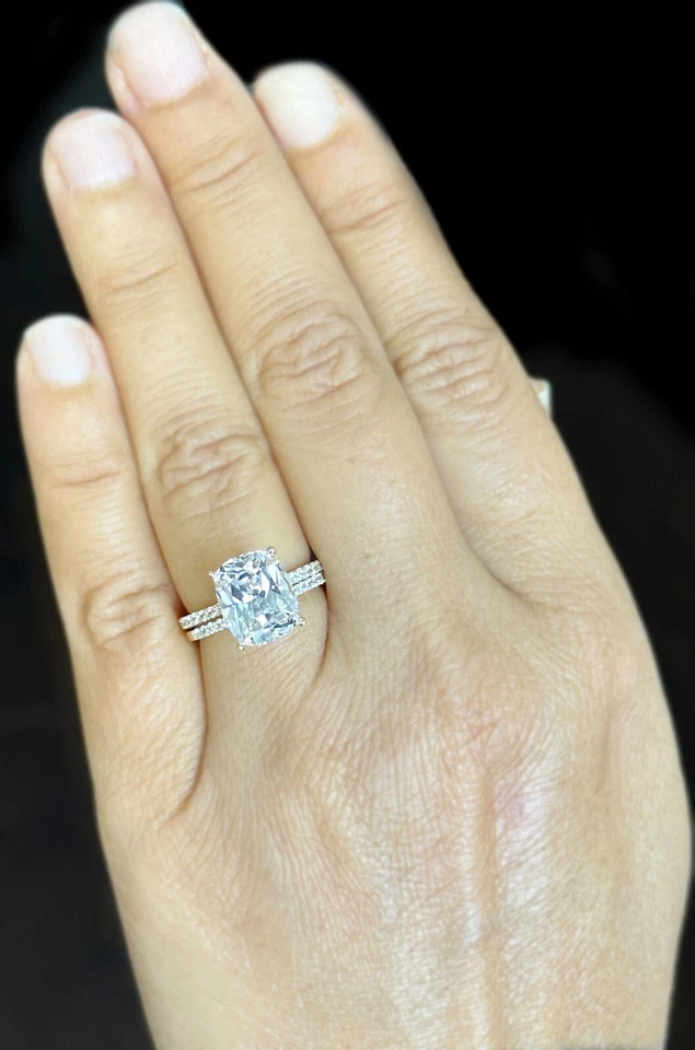 Anillo de compromiso y banda de diamantes de corte cojín de oro amarillo de 14 quilates con certificación IGI 4,40 Foto 3 de 4