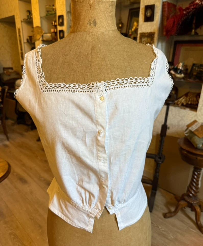 Dentelle et broderie anciennes - petite chemise cache-corset - initiales MA - Photo 2/4
