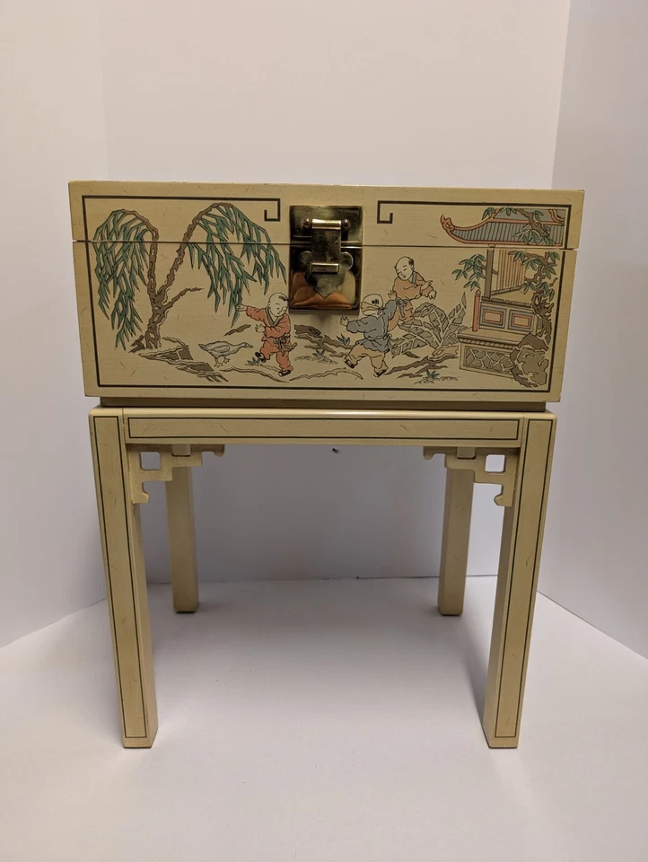 Chinoiserie Drexel Heritage Hollywood Regency pintada a mano en crema cofre lacado Foto 2 de 4