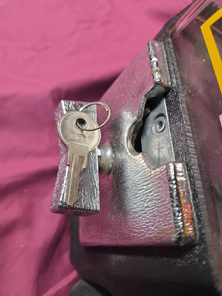 VINTAGE Hershey's Nuggets/ Reeses PB Cups 25 Cent Vending Machine With Key Works - Image 4 of 4