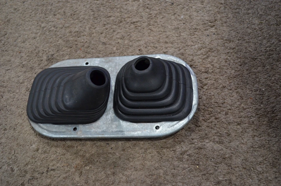 1996-1998 TOYOTA TACOMA 5 SPEED MANUAL 4X4 GEAR SHIFT RUBBER BOOT TRIM AUTHENTIC - Image 4 of 4