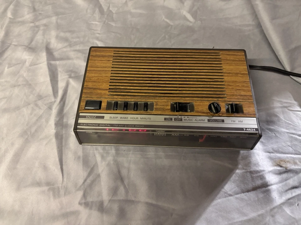 Reloj despertador/radio General Electric - años 80 Foto 2 de 4