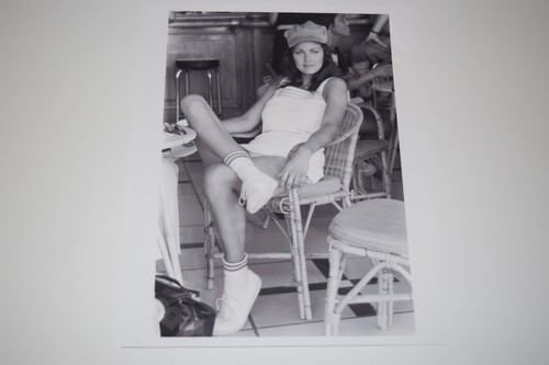 Lynda Carter Wonder Woman pinup 8x10 glossy photo Busty Sexy Cleavage tv 0778