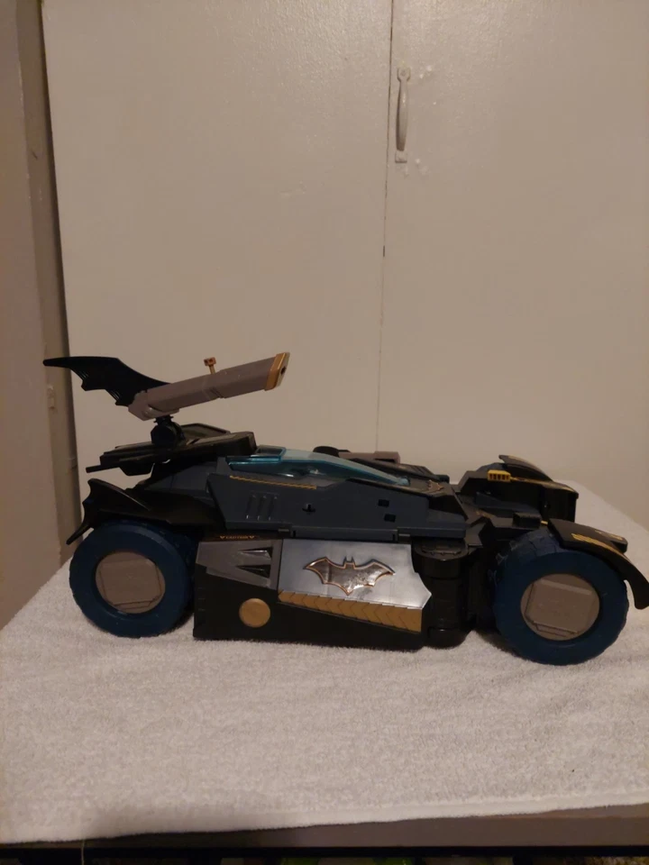 DC Comics Batman Ultimate Transforming Batimóvil to BatCave Luces Sonido 16” Foto 4 de 4