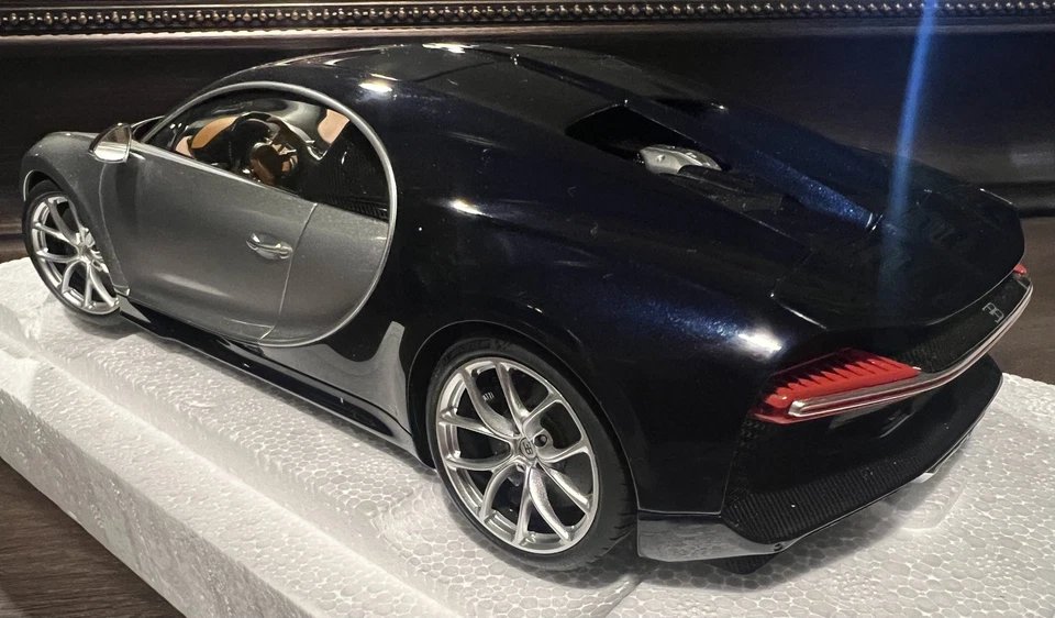 AUTOart 1:18 Bugatti Chiron en Plata Argent/Azul Atlántico Foto 4 de 4