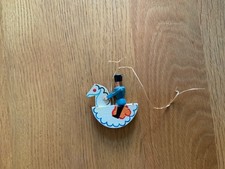 alter beschädigter Holz Baumanhänger DDR Erzgebirge Reiter auf Schaukelpferd