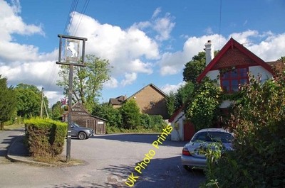 Photo 6x4 The White Horse Maplehurst Maplehurst/TQ1924 This super hostel c2016