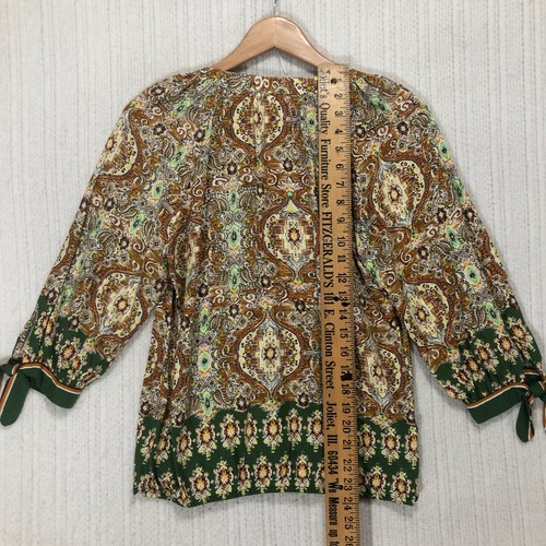 Top donna con bottoni stampa paisley fico e fiori verde marrone manica 3/4 - Foto 5 di 6